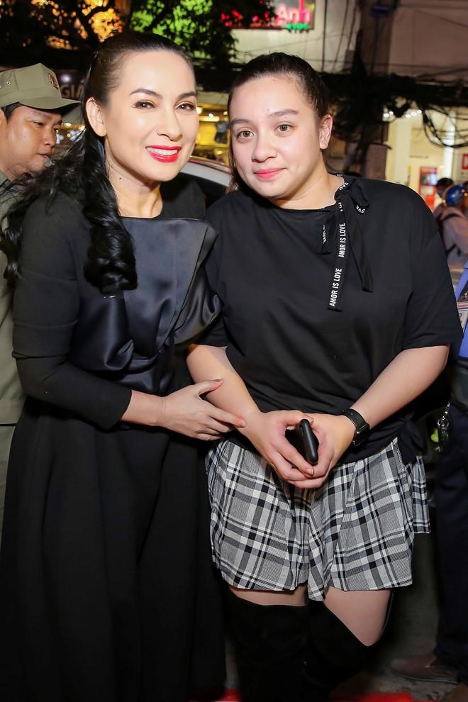 Những bà mẹ giấu con giỏi nhất showbiz Việt