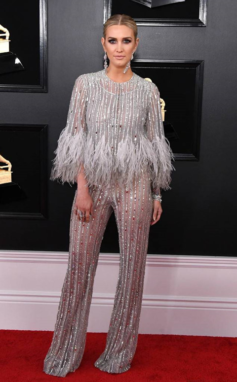 Những bộ cánh lạ lùng, gây xôn xao thảm đỏ của Grammy 61