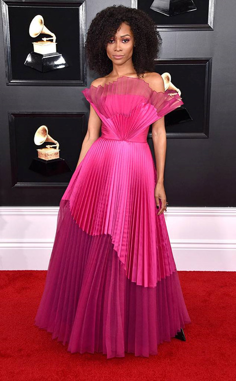 Những bộ cánh lạ lùng, gây xôn xao thảm đỏ của Grammy 61
