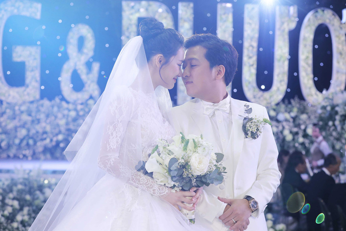 Những cặp vợ chồng son của showbiz Việt cùng đón Valentine đầu tiên