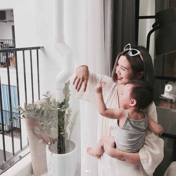 Những hotgirl xinh đẹp ngày nào hoá hotmom chăm con ngoan nức tiếng