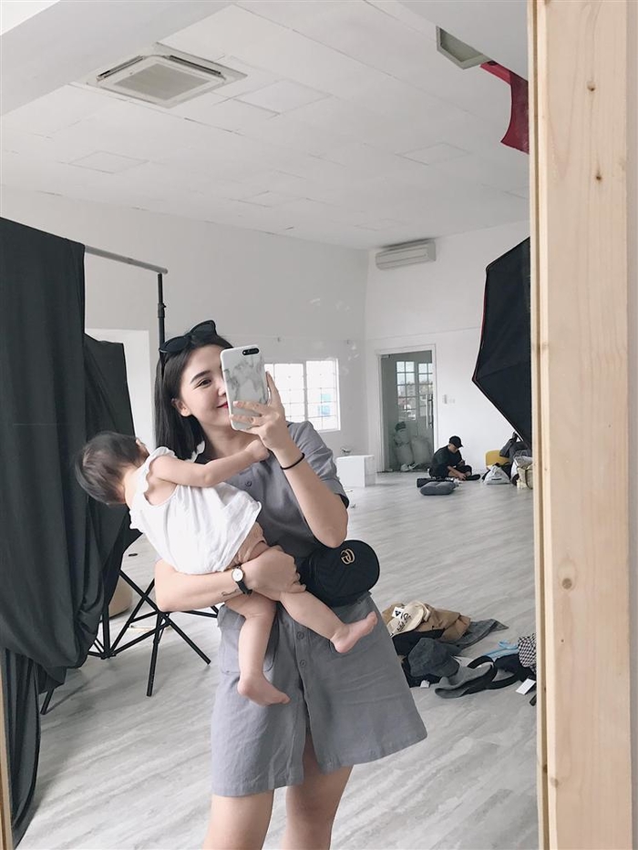 Những hotgirl xinh đẹp ngày nào hoá hotmom chăm con ngoan nức tiếng