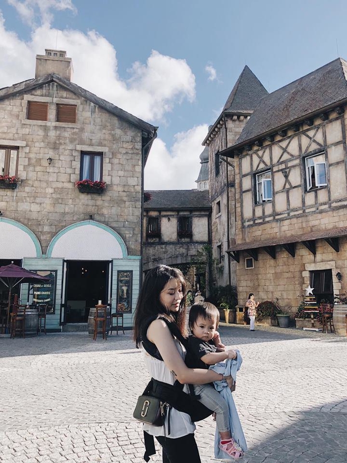 Những hotgirl xinh đẹp ngày nào hoá hotmom chăm con ngoan nức tiếng