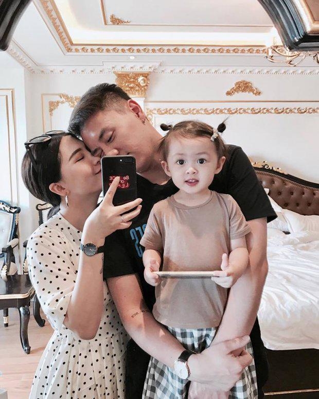 Những hotgirl xinh đẹp ngày nào hoá hotmom chăm con ngoan nức tiếng
