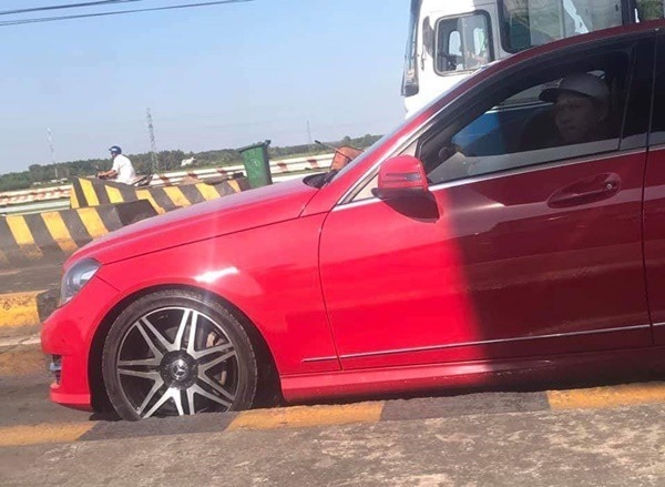 Những lần sao nam Việt khó chịu ra mặt khi người bạn đời bị làm phiền