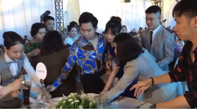 Những lần sao nam Việt khó chịu ra mặt khi người bạn đời bị làm phiền