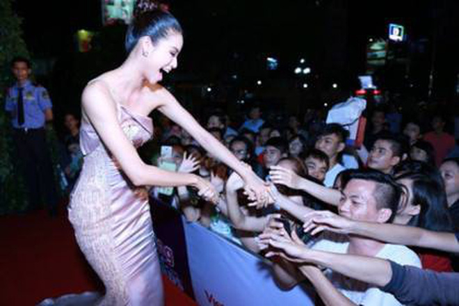 Những lần sao Việt “khuỵu gối” trước đám đông, hành động đẹp khiến
