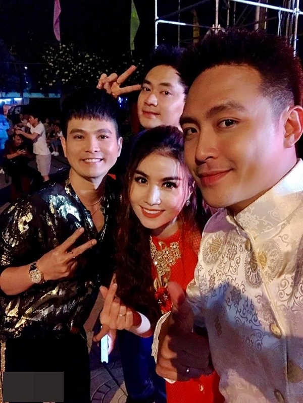 Ảnh hot sao Việt ngày đầu năm: người miệt mài đi diễn, người đi chùa