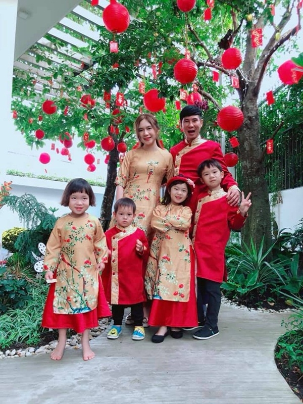 Ảnh hot sao Việt ngày đầu năm: người miệt mài đi diễn, người đi chùa