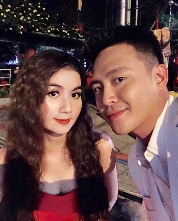 Ảnh hot sao Việt ngày đầu năm: người miệt mài đi diễn, người đi chùa