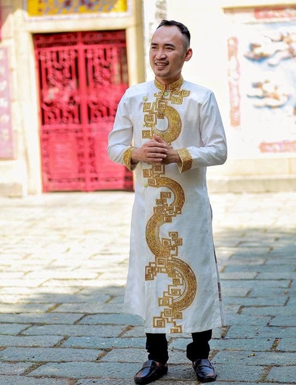 Ảnh hot sao Việt ngày đầu năm: người miệt mài đi diễn, người đi chùa