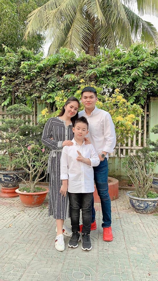 Ảnh hot sao Việt ngày đầu năm: người miệt mài đi diễn, người đi chùa