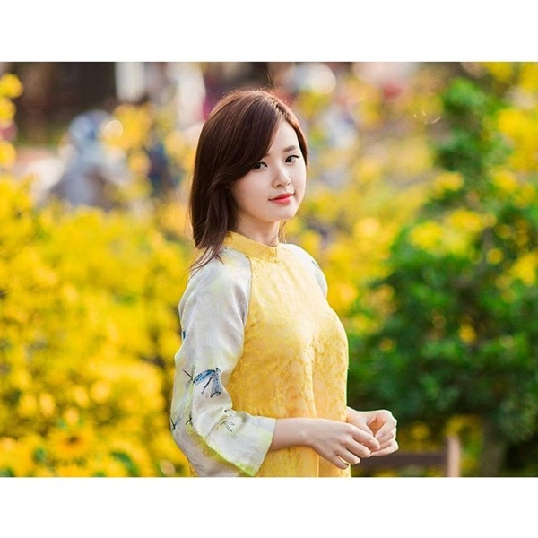 Ảnh hot sao Việt ngày đầu năm: người miệt mài đi diễn, người đi chùa