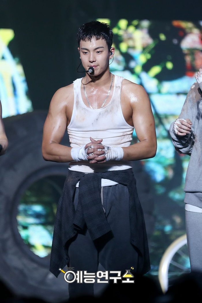 Những nam idol đảm nhận vị trí vocal nhưng ai nhìn vào cũng cứ tưởng