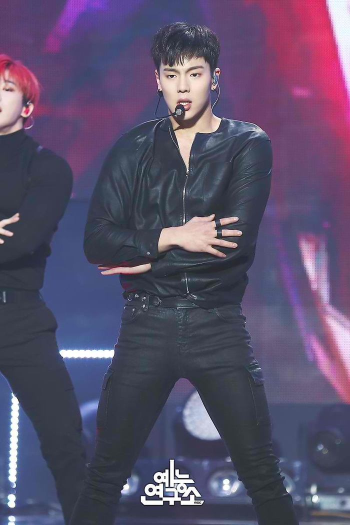 Những nam idol đảm nhận vị trí vocal nhưng ai nhìn vào cũng cứ tưởng