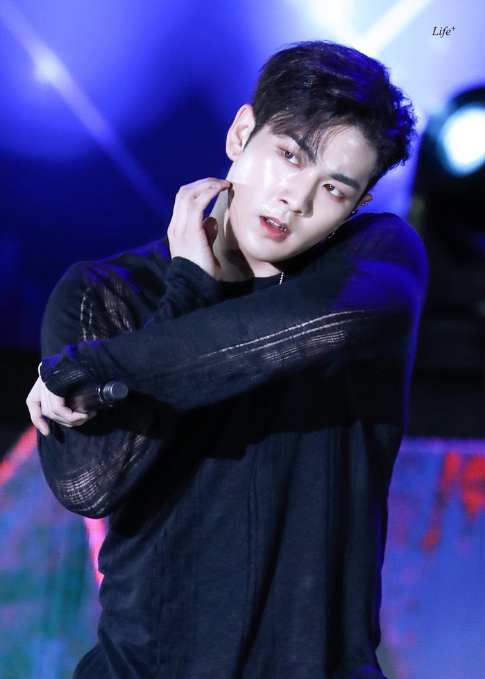 Những nam idol đảm nhận vị trí vocal nhưng ai nhìn vào cũng cứ tưởng