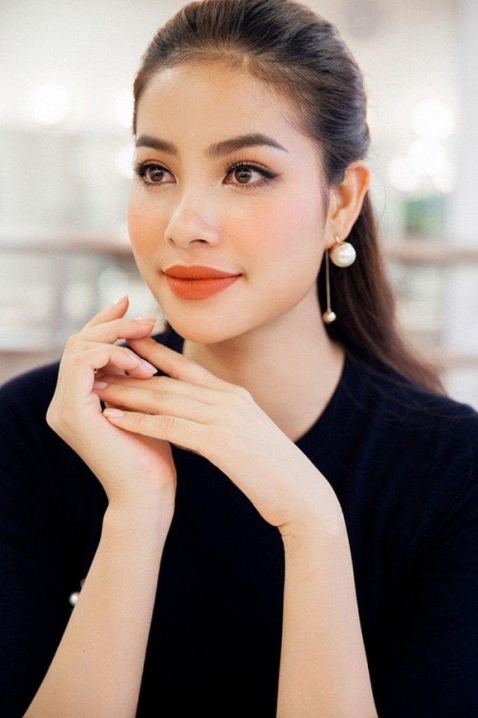 Phạm Hương xác nhận đã đính hôn, đeo nhẫn kim cương khủng ở ngón áp út