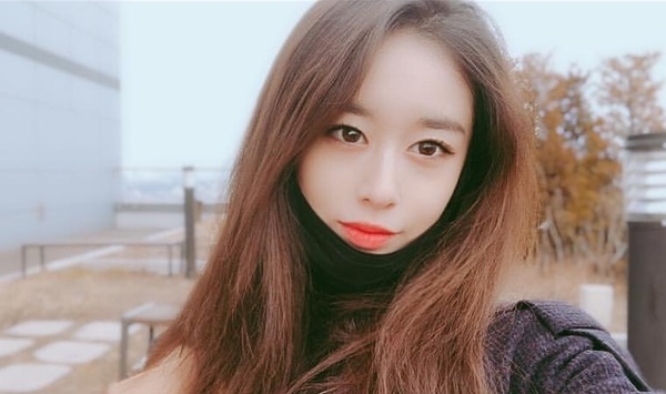 Sao Hàn đón Tết: Chanyeol khoe ảnh ngày bé, Han Ji Min đăng ảnh “dìm