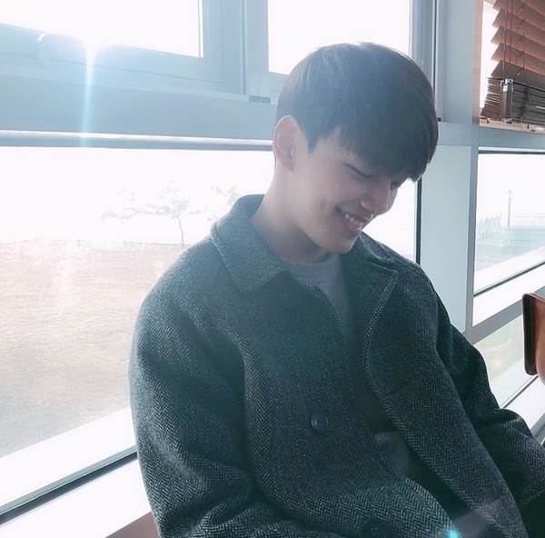 Sao Hàn đón Tết: Chanyeol khoe ảnh ngày bé, Han Ji Min đăng ảnh “dìm