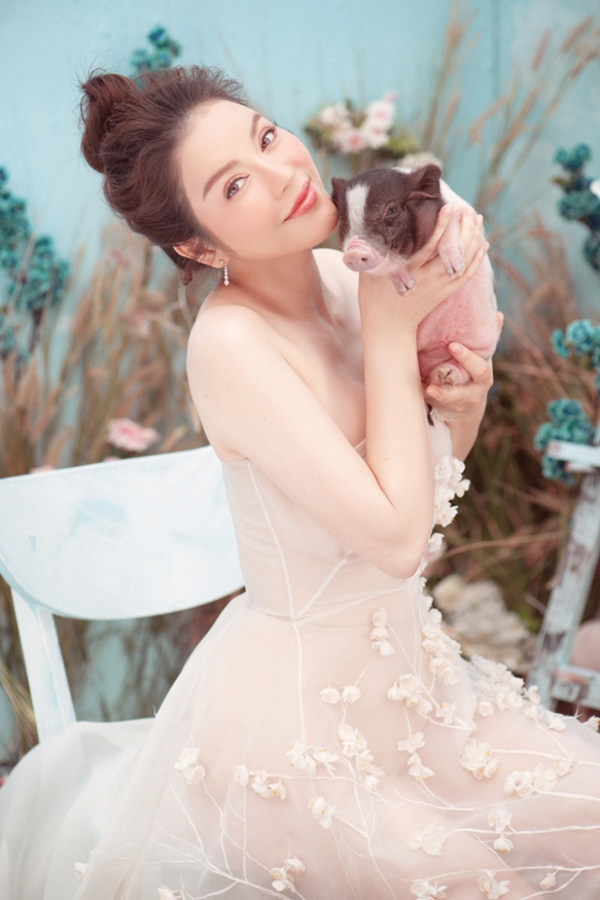 Muon kieu chup anh Tet cua sao Viet: Nguoi dan dau xu huong, nguoi vua chat vua lay