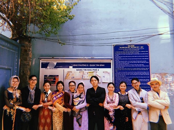 Muon kieu chup anh Tet cua sao Viet: Nguoi dan dau xu huong, nguoi vua chat vua lay