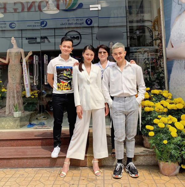 Sao Việt đón Tết Kỷ Hợi 2019: người diện áo dài với tông lào