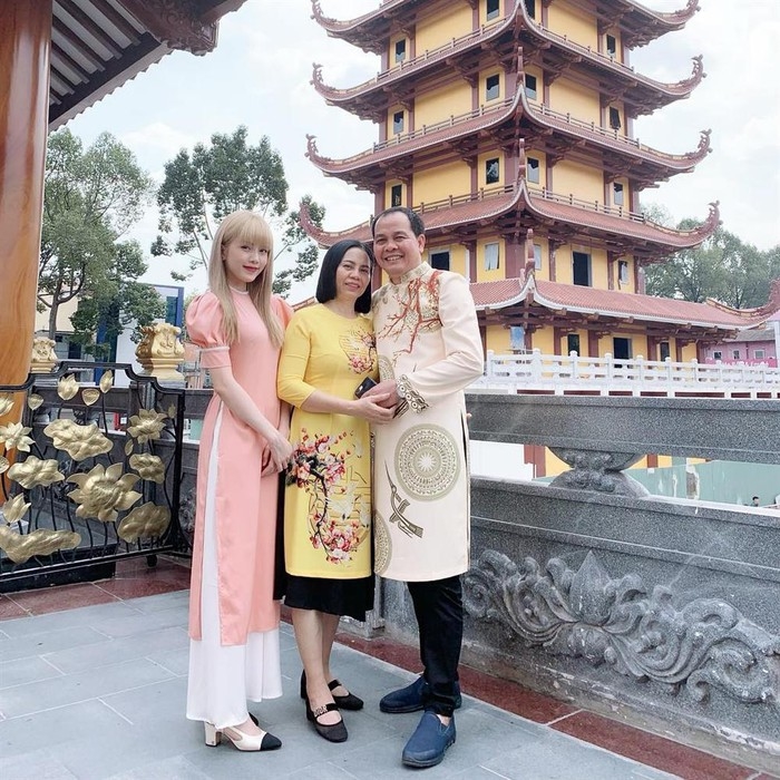 Sao Việt đón Tết Kỷ Hợi 2019: người diện áo dài với tông lào