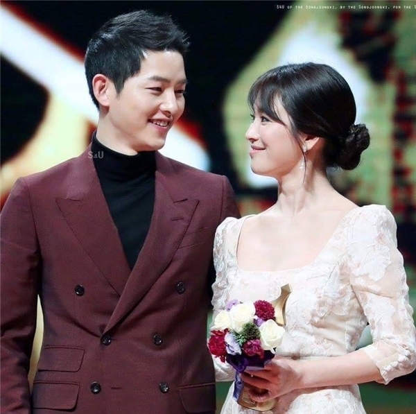Sau vợ, Song Joong Ki tiếp tục xuất hiện không đeo nhẫn cưới trên tay