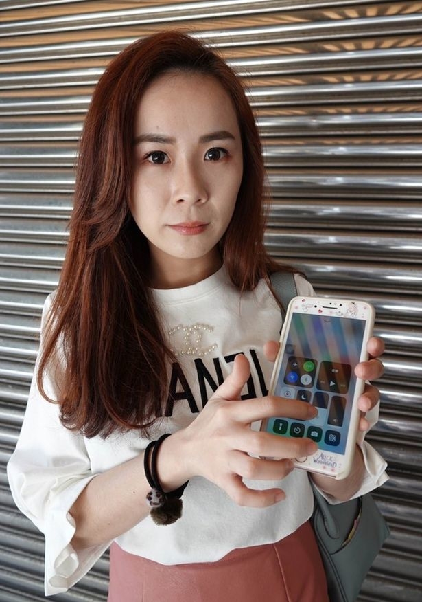 Mở hết cỡ độ sáng màn hình điện thoại, cô gái bị tổn thương thị lực