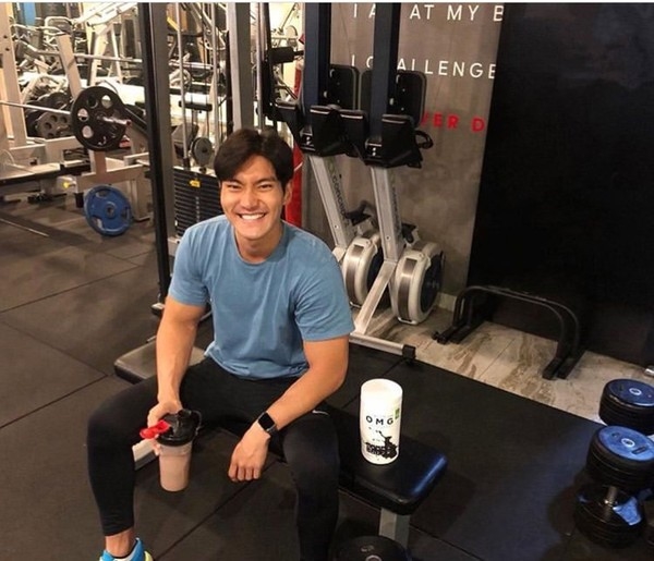 Tết Kỷ Hợi 2019: Mới mùng 3 loạt sao rủ nhau Hàn đi tập gym giữ dáng