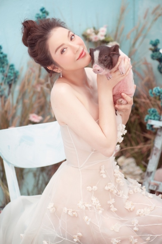 Tết Kỷ Hợi, hai mỹ nhân Việt này dẫn đầu trào lưu chụp ảnh cùng heo