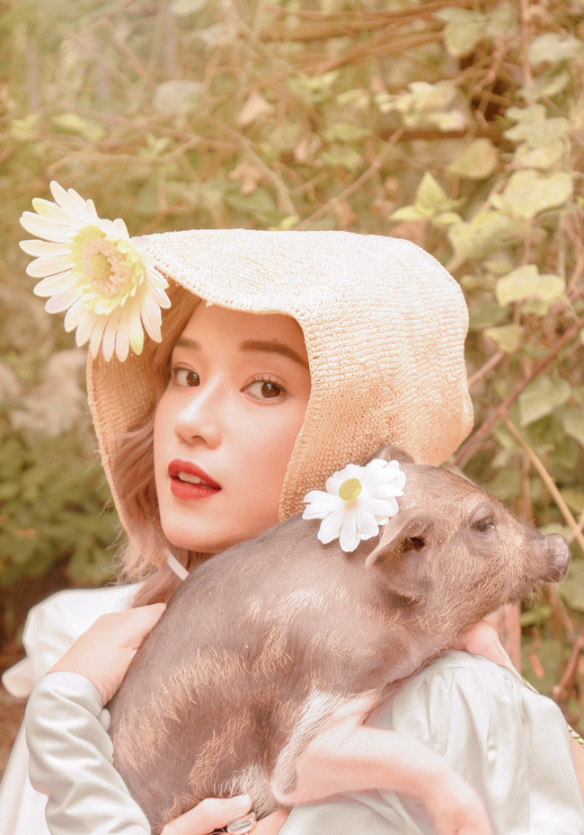 Tết Kỷ Hợi, hai mỹ nhân Việt này dẫn đầu trào lưu chụp ảnh cùng heo