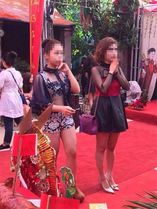 Thời trang đi chùa gây tranh cãi ngày đầu năm của thiếu nữ Việt