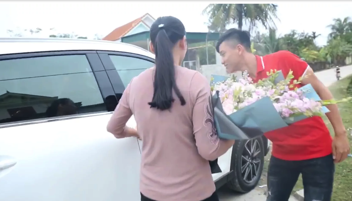 Hội cầu thủ báo hiếu: Quang Hải mua xe tiền tỷ, trùm cuối xây nhà to