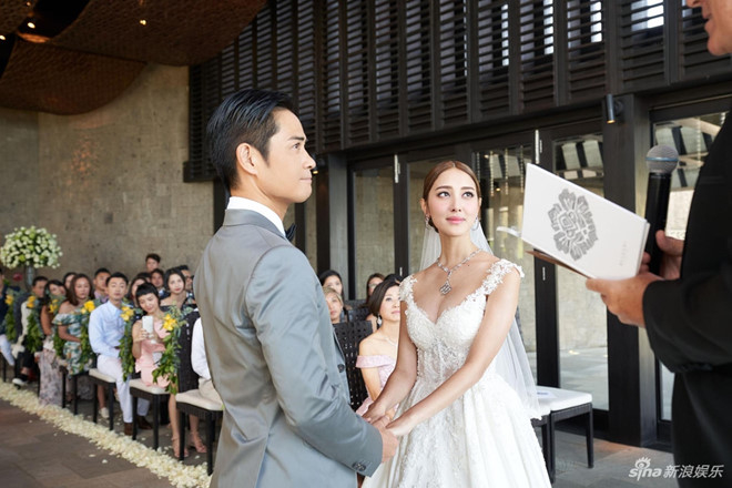 Trịnh Gia Dĩnh cùng bà xã Hoa hậu đã chịu khoe tiểu quý tử