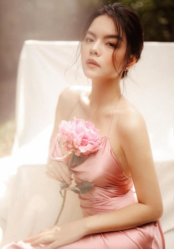 Tung bộ ảnh đầu năm, Phạm Quỳnh Anh hóa “nàng xuân” đầy quyến rũ