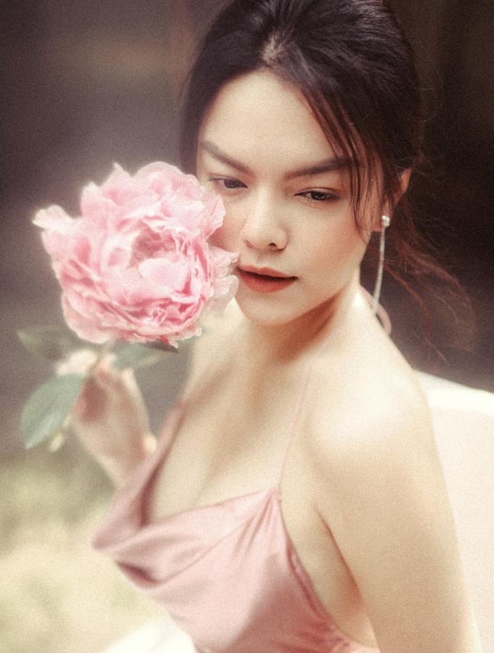 Tung bộ ảnh đầu năm, Phạm Quỳnh Anh hóa “nàng xuân” đầy quyến rũ