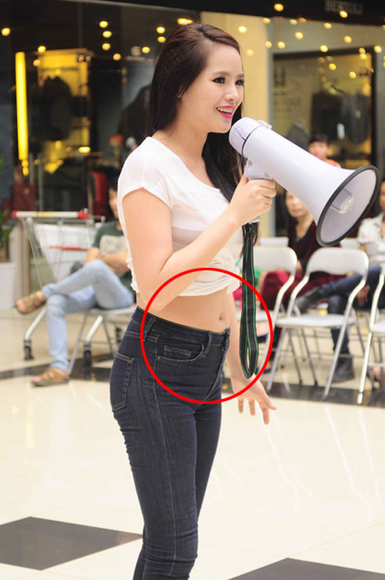Vong eo 56cm co thuc su ton tai khi loat my nhan Vbiz lum lum bung mo nhu the nay!