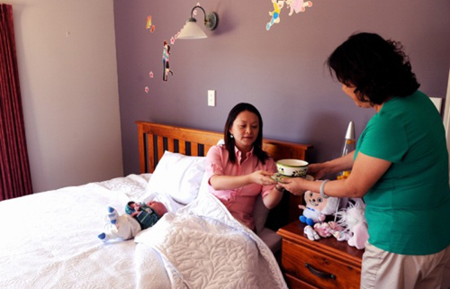 Vừa sinh con đã cùng chồng quay lại làm việc, Nhã Phương gây tranh cãi