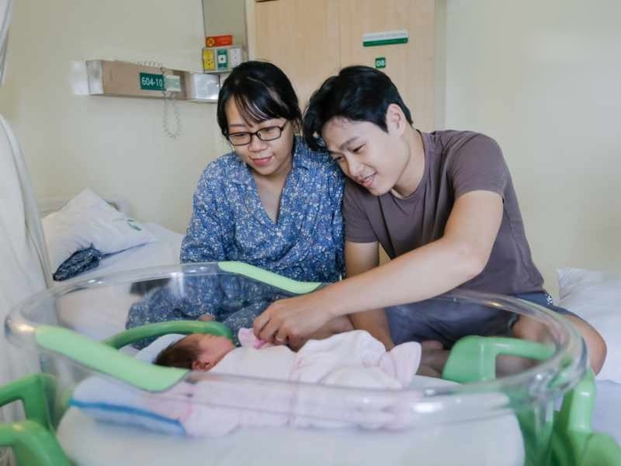 Vừa sinh con đã cùng chồng quay lại làm việc, Nhã Phương gây tranh cãi