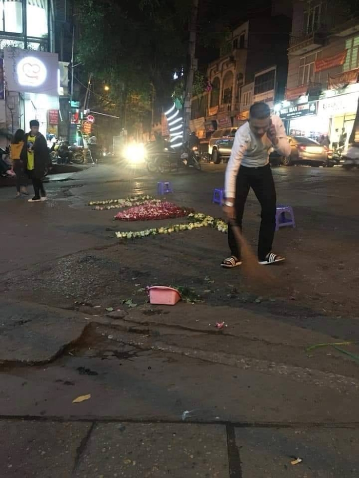 Tỏ tình thất bại, chàng trai lớn giọng: Em nghĩ trốn được anh á?