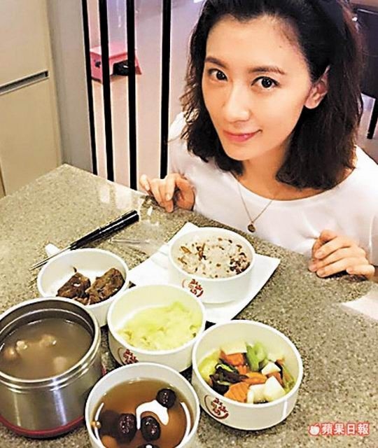 45 tuổi nhưng Triệu Mẫn Giả Tịnh Văn vẫn có vóc dáng thon thả như 20