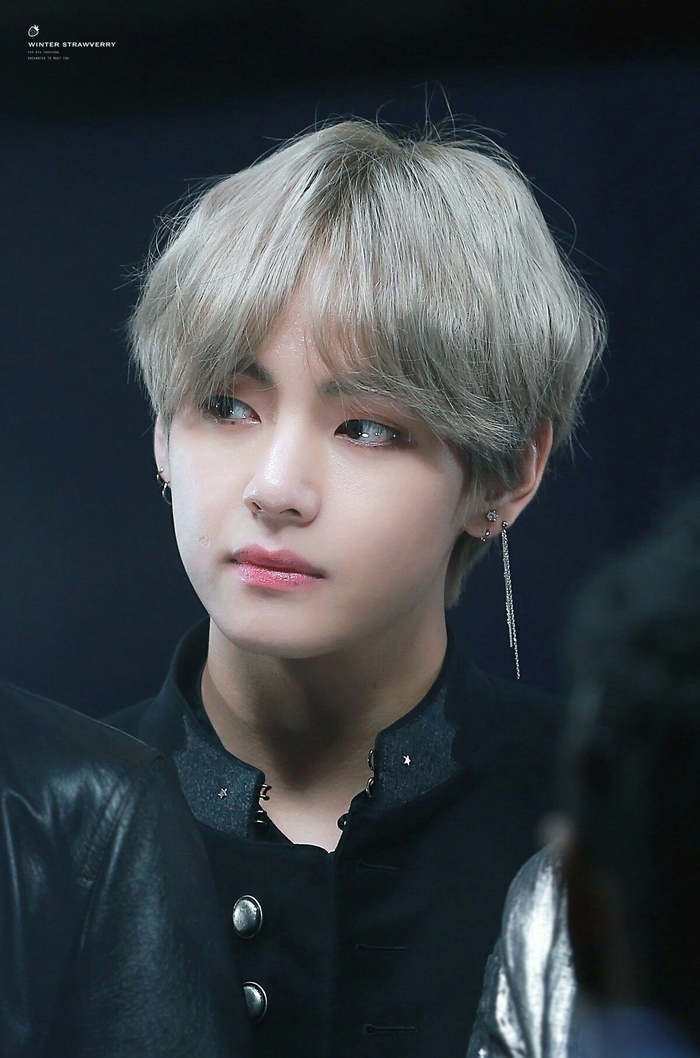 V (BTS) và YooA (Oh My Girl) là cặp đôi búp bê sống do Knet bình chọn