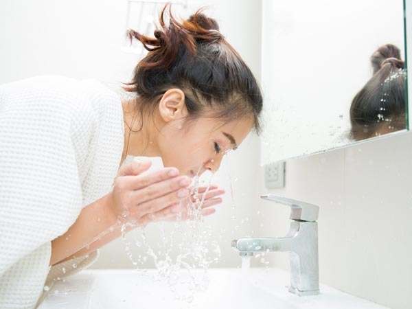 5 cách rửa mặt sai cách gây hại da, số 2 nhiều người mắc nhất