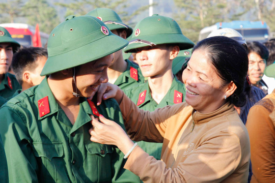 Nhìn những anh bộ đội lầy lội này thì ai còn dám bảo đi lính là khổ
