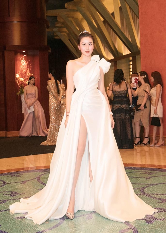 Thời trang thảm đỏ lên ngôi với loạt chân dài đình đám