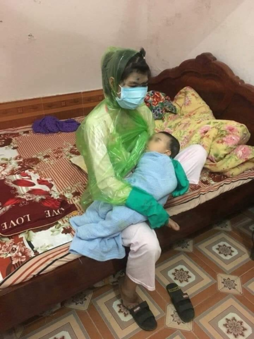 Mẹ bị thủy đậu vạch áo mưa cho con ti được CĐM chia sẻ