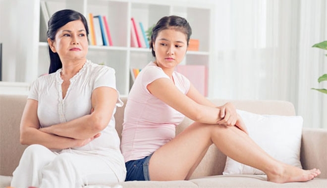 Cô gái đạp đổ đống bát đĩa khi về ra mắt bị ép rửa: Dũng cảm hay vô lễ