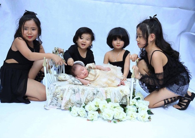 8 năm sinh 5 cô công chúa, mẹ bỉm sữa vẫn trẻ trung xinh đẹp bất ngờ