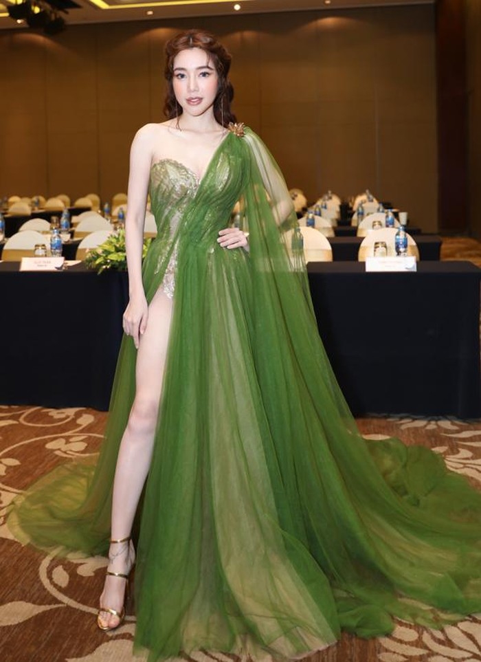Ai mới là đối thủ nặng ký với Bích Phương khi mặc váy khoe chân